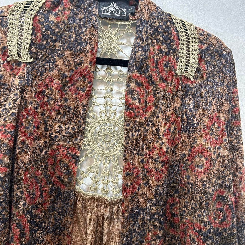 Angie Brown Floral Open Front Cardigan with Lace Details. Size Small - Picture 4 of 7